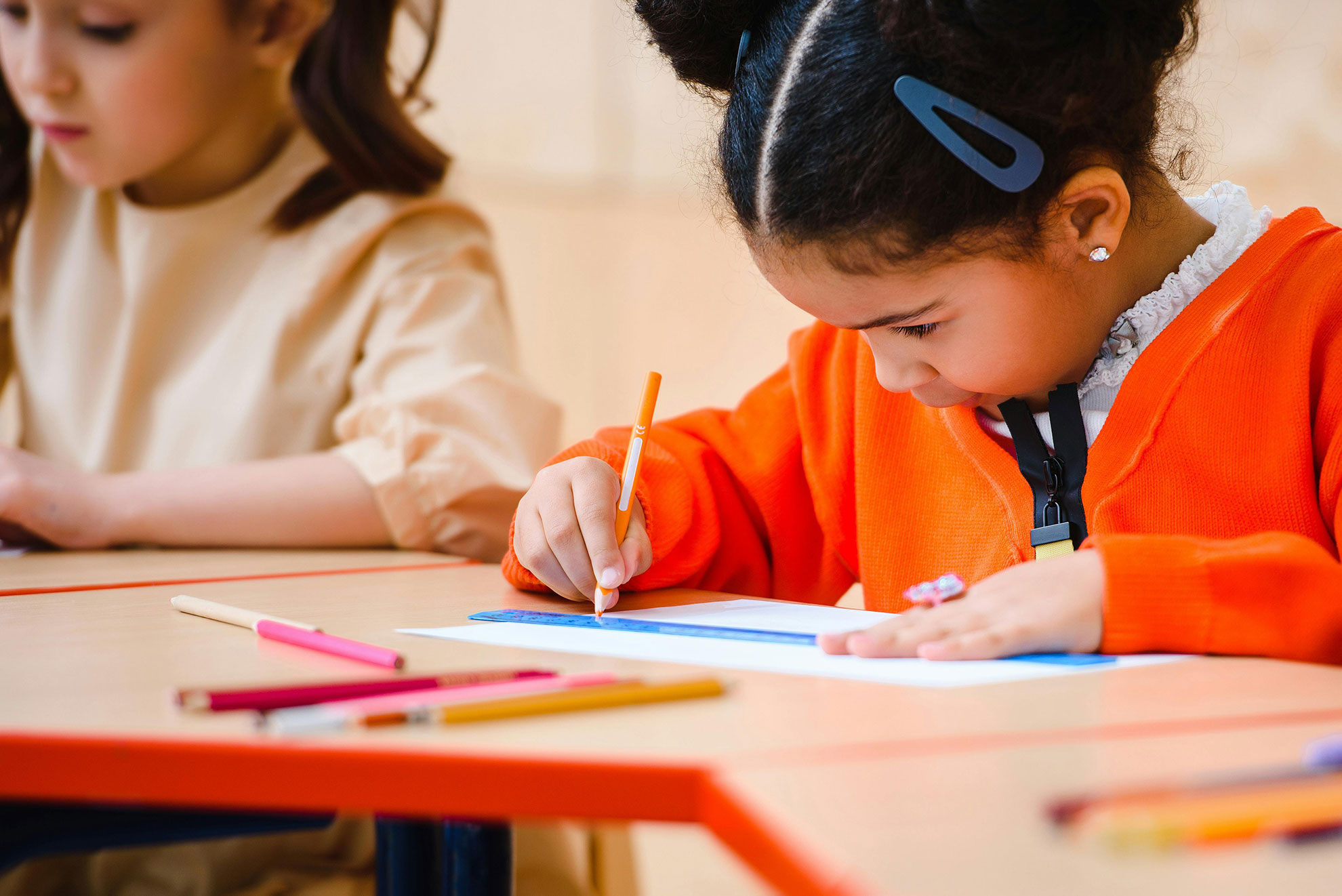 bambini che disegnano durante un laboratorio