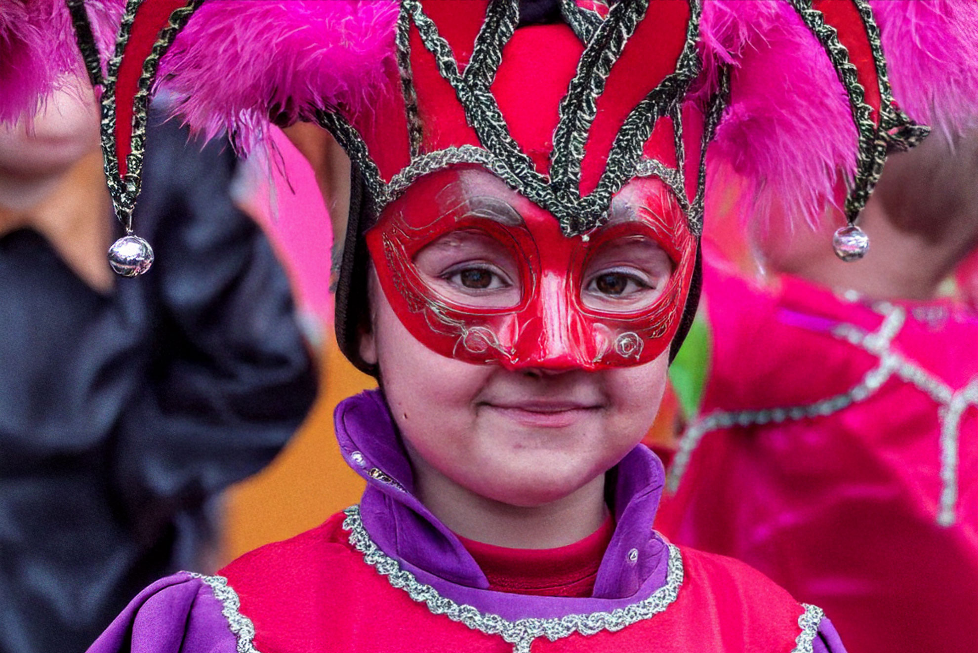 Bambina travestita con una maschera di carnevale