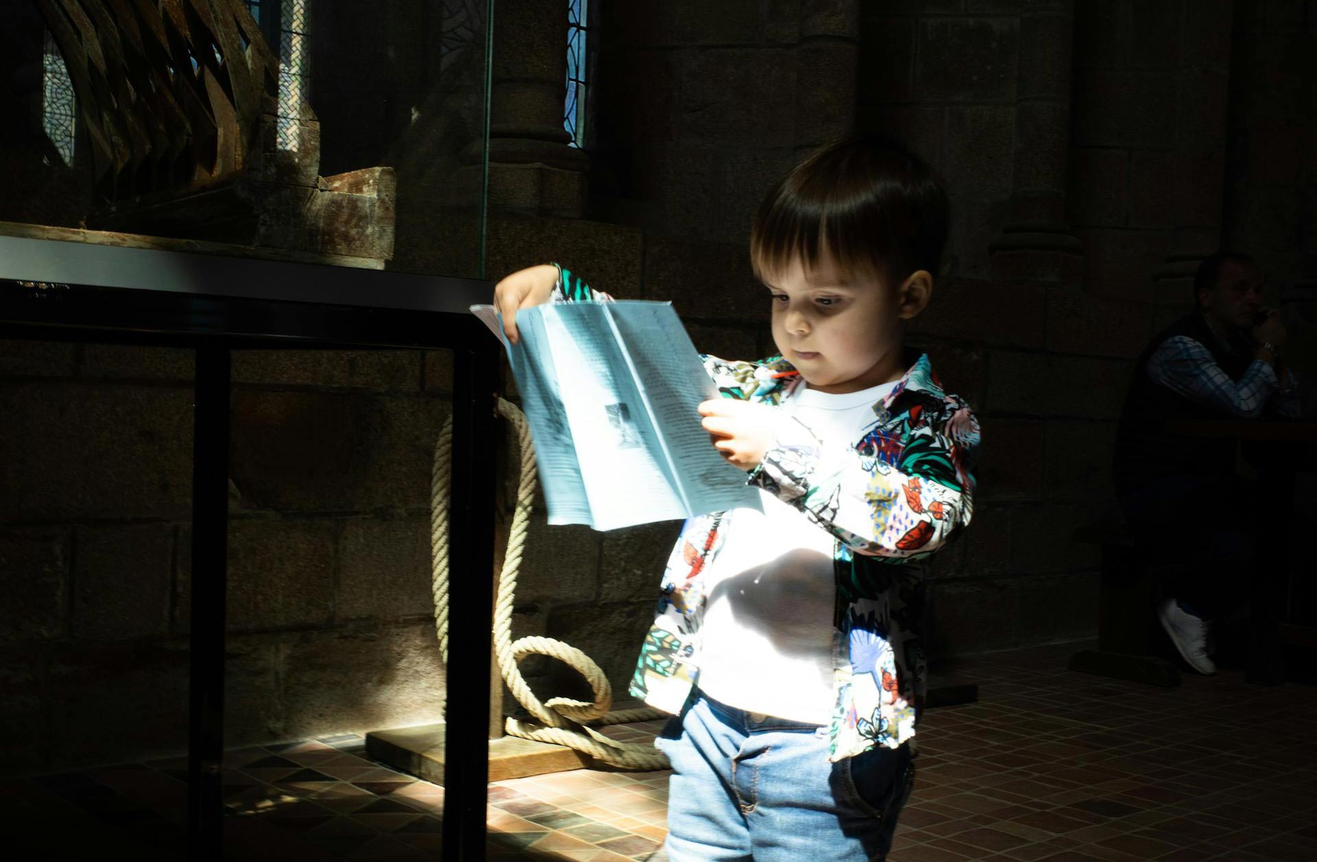 bambino osserva una mappa