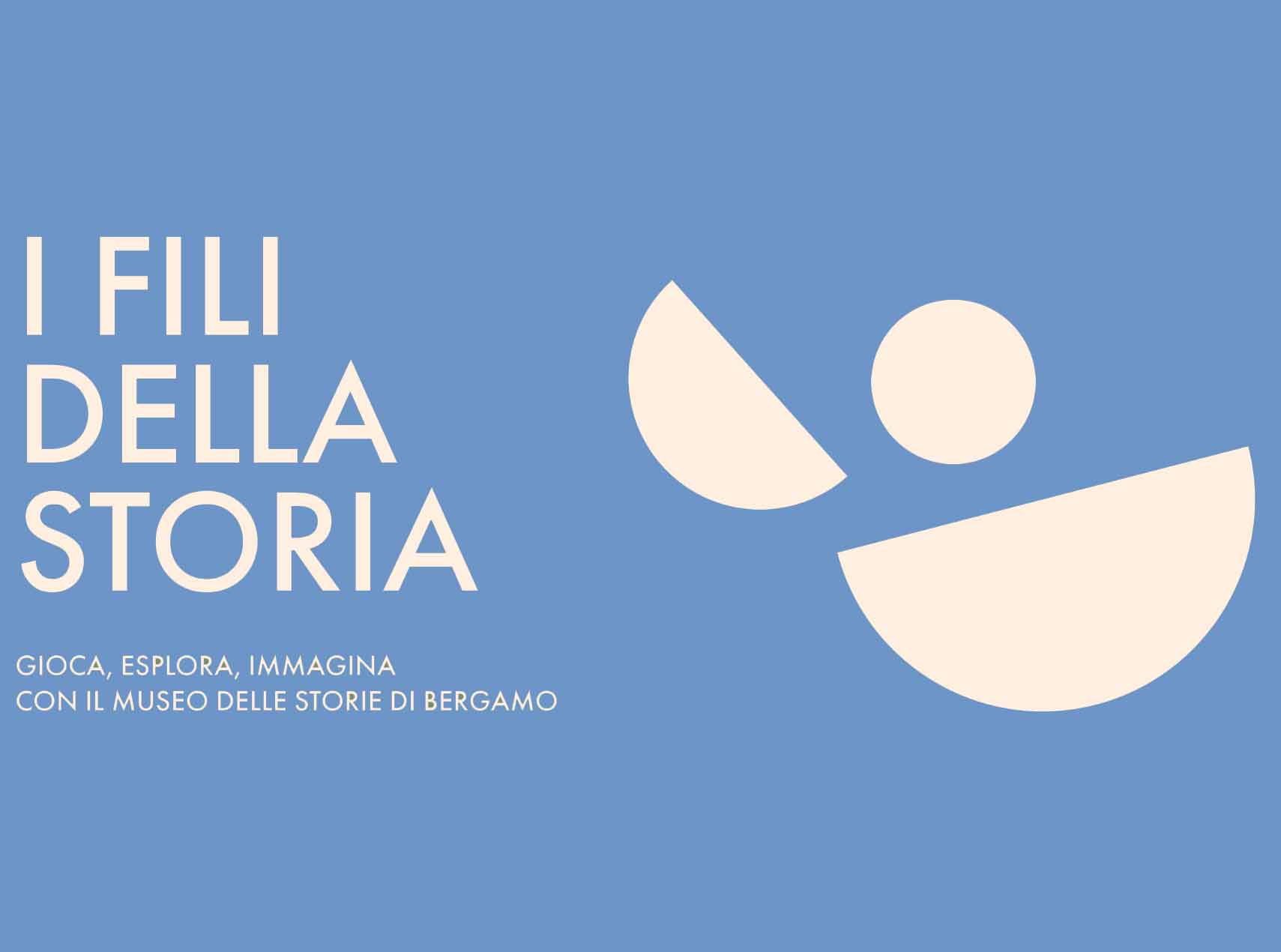 Testo in bianco "Fili della Storia. Gioca esplora immagina con il Museo delle storie di Bergamo". Accanto due mezzelune in bianco e una sfera. Sfondo azzurro